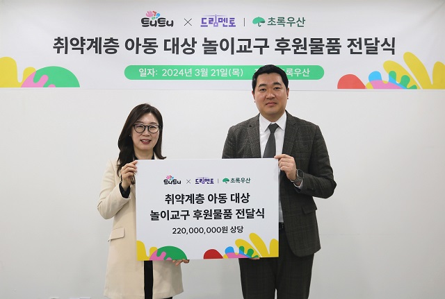 ▲ 지성 대교에듀캠프 트니트니사업 본부장(오른쪽)과 신정원 초록우산사회공헌협력 본부장이 지난 21일 서울 중구 초록우산어린이재단 본사에서 기부금 전달식을 진행한 후 기념촬영을 하고 있다.ⓒ대교