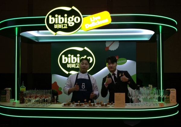 ▲ 26일 그랜드 인터컨티넨탈 서울 파르나스 호텔에서 열린 ‘Asia’s 50 Best Restaurants 2024’ 시상식에 마련된 CJ제일제당 비비고 부스에서 퀴진케이 소속 영셰프들이 비비고 제품을 활용해 개발한 ‘K-푸드 케이터링’ 메뉴를 선보이고 있다.ⓒCJ제일제당