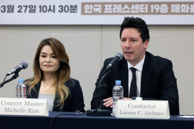 ▲ 27일 서울 중구 한국프레스센터에서 열린 '월드 유니온 오케스트라 슈퍼 클래식' 언론공개회에 참석한 뉴욕 필하모닉 부악장 미쉘 김(왼쪽), 로렌츠 아이히너 지휘·음악감독.ⓒ뉴시스