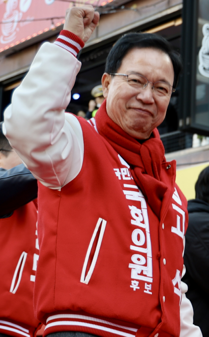 ▲ 용인시 수지구의 한 거리에서 주민들과 소통하고 있는 고석 국민의힘 경기 용인시병 국회의원 후보. ⓒ고석 선거사무소 제공