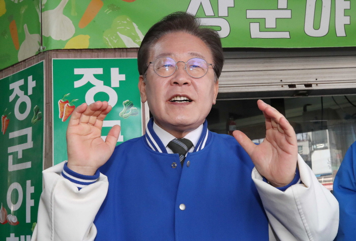 ▲ [제천=뉴시스] 이영환 기자 = 이재명 더불어민주당 대표가 27일 오후 충북 제천시 동문전통시장에서 시민들에게 인사를 하고 있다. ⓒ공동취재