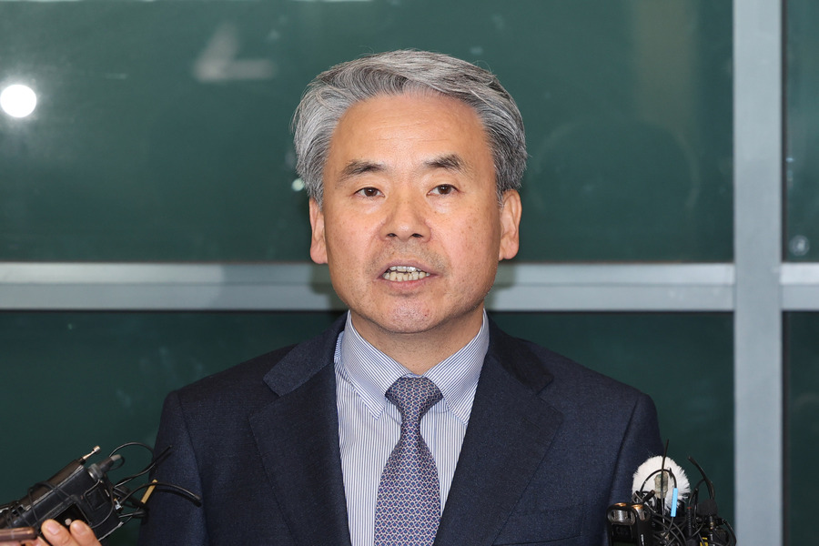 ▲ 해병대 채모 상병 순직 사건 외압 의혹으로 수사받는 이종섭 주호주 대사가 21일 인천 영종도 인천국제공항 제1터미널을 통해 귀국해 취재진 질문에 답하고 있다. ⓒ연합뉴스