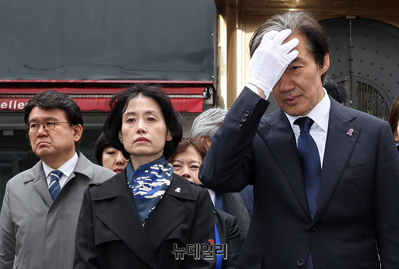 ▲ 조국혁신당 비례 1번을 받은 박은정 후보 지난 19일 오전 서울 용산구 이태원 참사 현장을 지도부와 함께 찾아 헌화하고 있다. ⓒ정상윤 기자