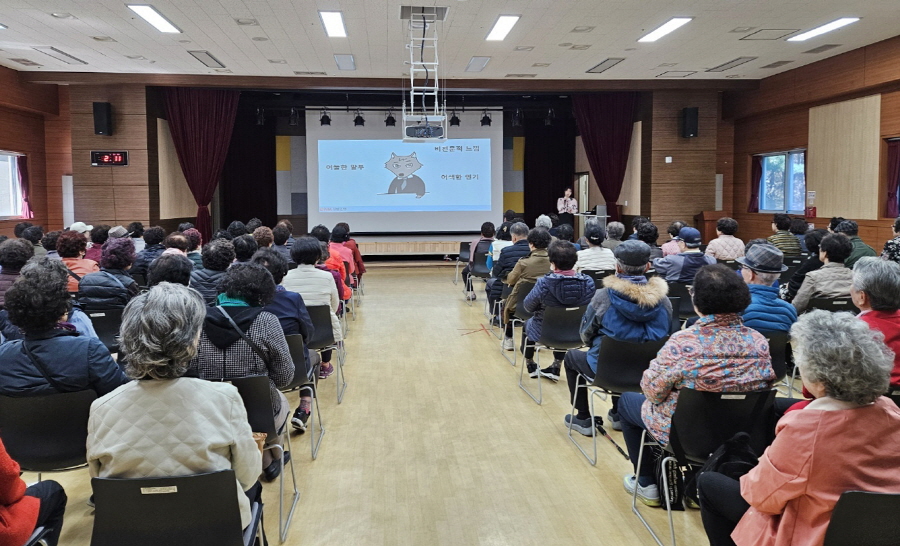 ▲ 경남은행이 김해시서부노인종합복지관에 ‘실버아카데미 보이스피싱 예방 교육’을 실시했다. ⓒ경남은행 제공