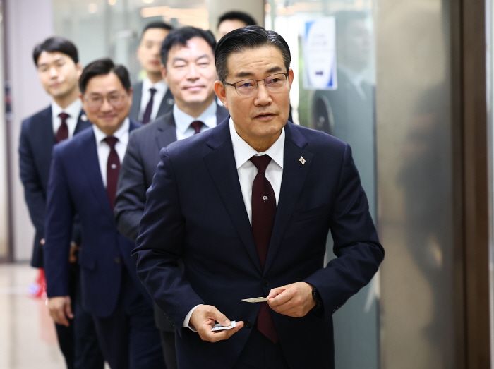 ▲ 신원식 국방부 장관이 지난 18일 서울 종로구 프레스센터에서 열린 국방부 외신기자 간담회장으로 들어가는 모습. ⓒ뉴시스