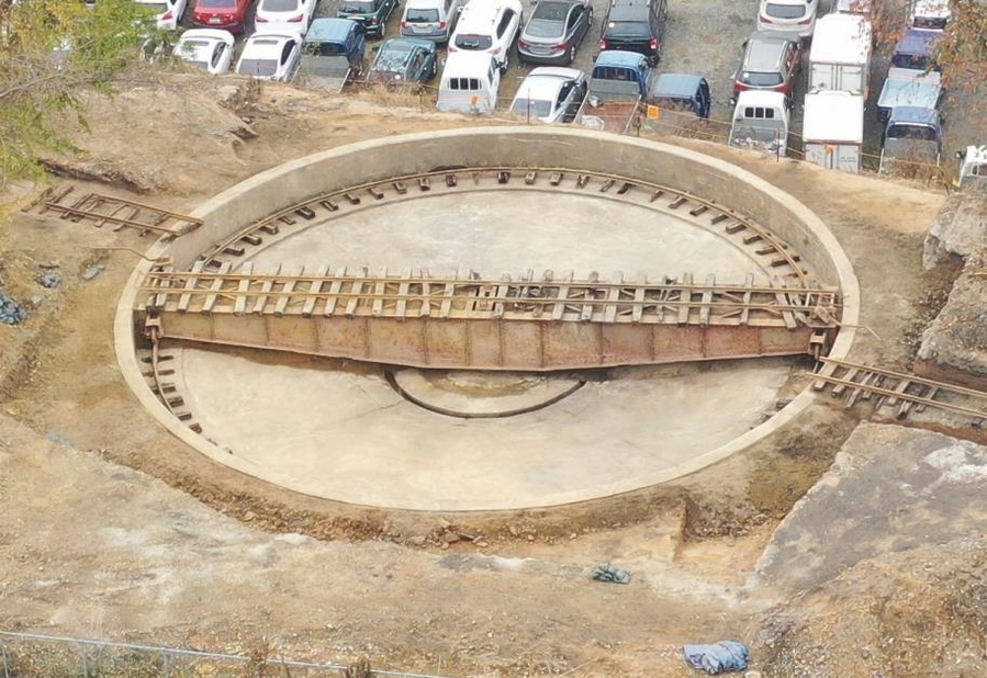 ▲ 발굴된 옛 수인선 협궤열차 전차대(회전 설비)ⓒ인천 연수구 제공