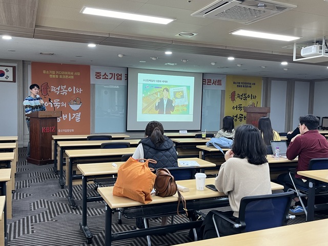 ▲ 박용준 삼진어묵 대표가 27일 여의도 중기중앙회에서 열린 멘토링 토크콘서트에서 강연하고 있다. ⓒ김보배 기자