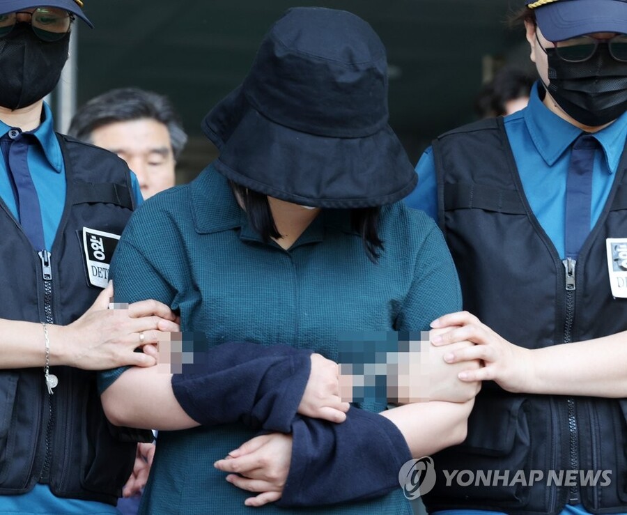 ▲ 또래 여성을 살해하고 시신을 유기한 혐의를 받는 정유정(23)이 2일 오전 부산 동래경찰서에서 나와 검찰로 송치되고 있다. 우발적 범행이라고 진술했던 정유정은 지난달 31일 경찰 조사과정에서 