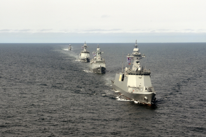 ▲ 27일 서해상에서 2함대 함정들이 기동훈련을 하고 있다. 아래쪽부터 천안함(FFG-Ⅱ), 충북함(FFG-Ⅰ), 대전함(FFG-Ⅱ), 공주함(PCC). ⓒ해군 제공