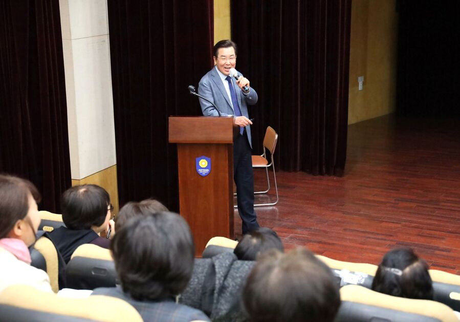 ▲ 안양대학교 장광수 총장이 27일 제25기 안양시 여성지도자 양성과정에서 '인공지능시대 여성지도자의 역할'을 주제로 특별 강연을 하고 있다. ⓒ안양대