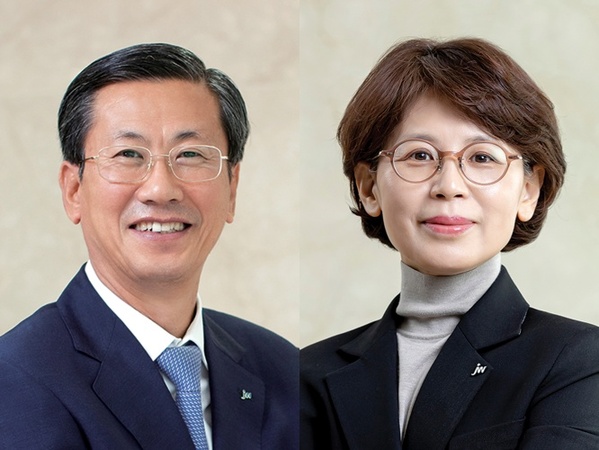 ▲ 차성담 JW홀딩스 대표(왼쪽)와 함은경 JW생명과학 대표.ⓒJW그룹