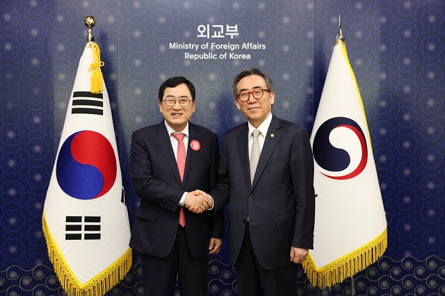 ▲ 주낙영 경주시장(왼쪽)이 27일 정부서울청사에서 조태열 외교장관을 만나 2025 APEC 정상회의 경주 개최를 건의한 후 기념촬영을 하고 있다.ⓒ경주시