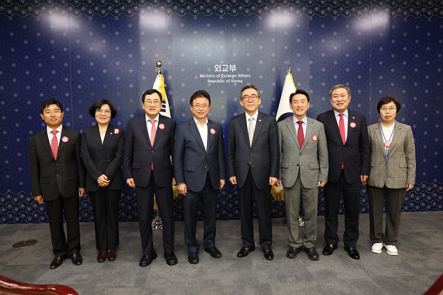 ▲ 경주시와 경북도는 27일 정부서울청사 내 외교부를 찾아 2025 APEC 정상회의 경주 개최를 건의한 후 조태열 외교부 장관과 함께 기념촬영을 하고 있다.ⓒ경주시