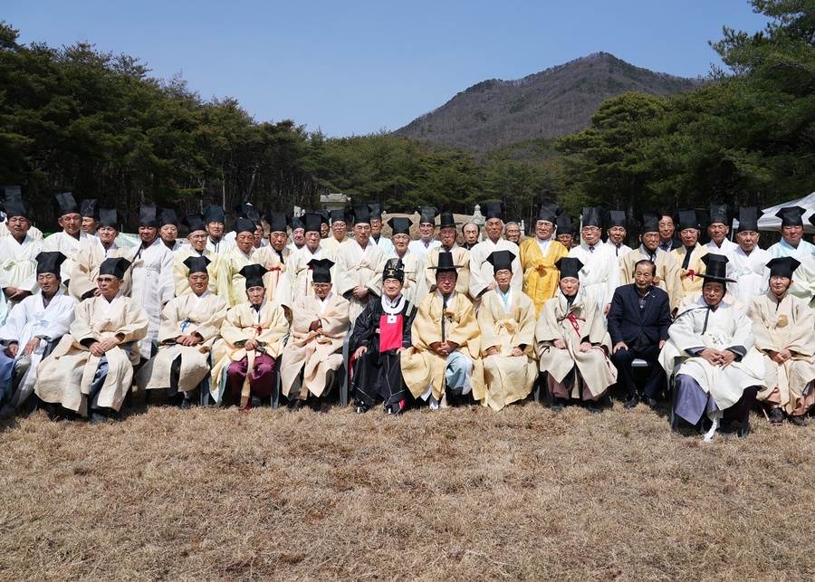 ▲ 영천시는 27일 자양면 성곡리에 위치한 경상북도 기념물 영천 정의번 시총 앞에서 문화재 지정에 따른 문중 고유제를 엄숙하게 거행했다고 밝혔다.ⓒ영천시