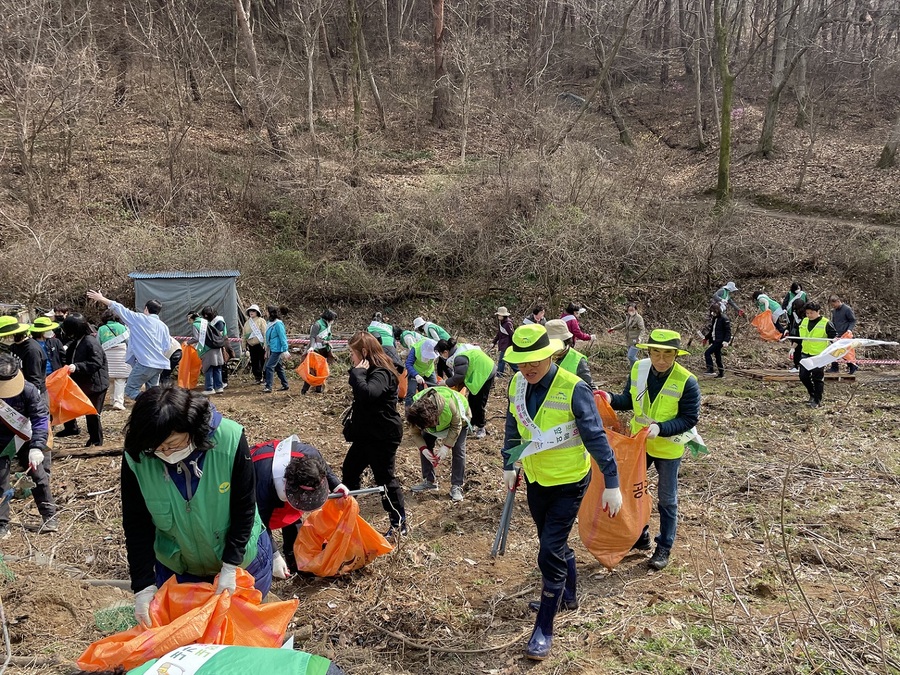 ▲ 대구 수성구(구청장 김대권)는 27일 오후 2시 봄을 맞아 진밭골 산림공원 일대에서 2024년 새봄맞이 ‘국토대청소의 날’ 행사를 실시했다.ⓒ수성구
