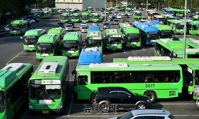 ▲ 28일 서울 시내버스 차고지에 시내버스들이 주차돼 있다. ⓒ정상윤 기자