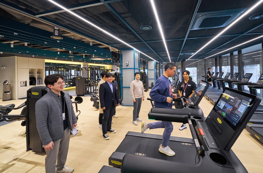 ▲ LG 직원들이 LG트윈타워 동관 2층에 신규 조성된 ‘트윈 피트니스’에서 운동기구를 체험하고 있다. ⓒLG