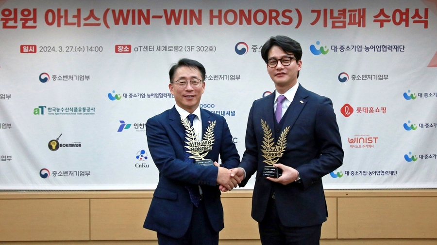 ▲ (왼쪽부터) 롯데홈쇼핑 김재겸 대표, 위니스트 장재진 대표가 기념촬영을 하고 있다.ⓒ롯데홈쇼핑