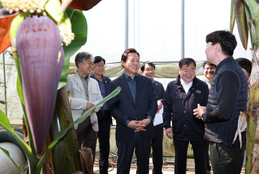 ▲ 박완수 도지사가 27일 청년농업인들을 격려하고 함양의 지역특화농공단지 조성 추진현황을 점검했다. ⓒ경남도 제공