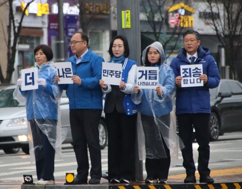 ▲ 민주당 세종갑 선거구 세종시의원들은 28일 오전 나성동 현대자동차 앞 사거리와 어진교차로에서 시민께 출근 거리 인사를 하고 있다.ⓒ세종시의회