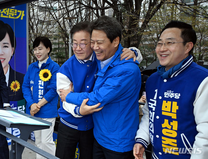 ▲ 이재명 더불어민주당 대표와 임종석 전 대통령 비서실장이 4.10 총선 공식 선거운동 첫날인 28일 오전 서울 왕십리역 광장에서 중성동갑 전현희 후보 지지 유세를 하며 포옹하고 있다. ⓒ뉴시스
