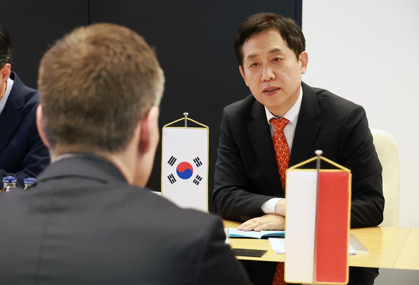 ▲ 김주현 금융위원장이 25일(현지시간) 폴란드 바르샤바 KNF(폴란드금융감독청)에서 야첵 야스트로제브스키 폴란드 금융감독청장과 회담하고 있다.ⓒ금융위원회 제공.