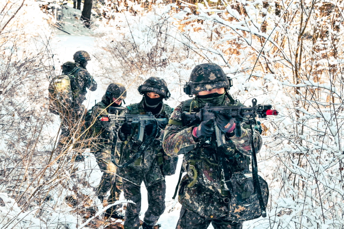 ▲ 육군은 지난 19일부터 10일간 강원도 인제 육군과학화전투훈련단(KCTC)에서 미국 해병대와 한미연합 KCTC 훈련을 실시했다. 해룡여단전투단 장병이 전문대항군연대와 교전하고 있다. ⓒ육군 제공