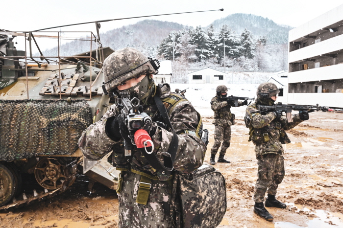▲ 육군은 지난 19일부터 10일간 강원도 인제 육군과학화전투훈련단(KCTC)에서 미국 해병대와 한미연합 KCTC 훈련을 실시했다. 해룡여단전투단 장병이 K200장갑차와 함께 도시지역 훈련장으로 진입하고 있다. ⓒ육군 제공
