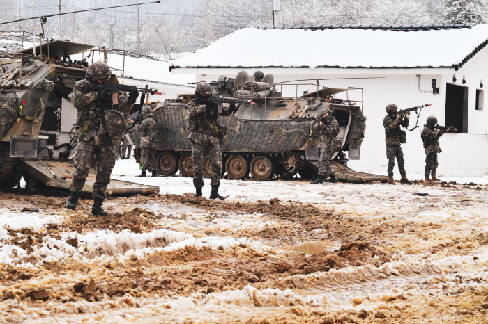 ▲ 육군은 지난 19일부터 10일간 강원도 인제 육군과학화전투훈련단(KCTC)에서 미국 해병대와 한미연합 KCTC 훈련을 실시했다. 해룡여단전투단 장병이 K200장갑차와 함께 도시지역 훈련장으로 진입하고 있다. ⓒ육군 제공