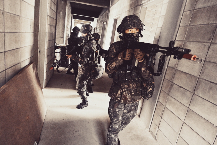 ▲ 육군은 지난 19일부터 10일간 강원도 인제 육군과학화전투훈련단(KCTC)에서 미국 해병대와 한미연합 KCTC 훈련을 실시했다. 해룡여단전투단 장병이 도시지역훈련장에서 주요목표 및 건물 확보를 위해 기동하고 있다. ⓒ육군 제공