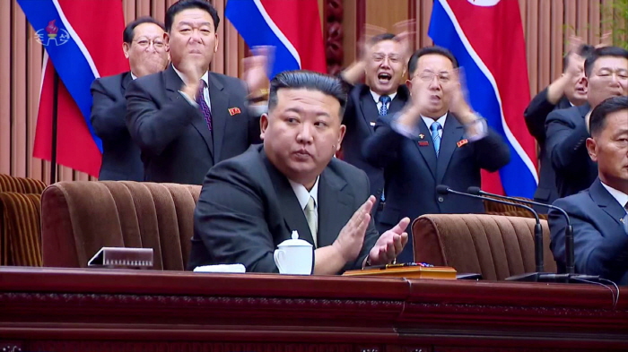 ▲ 북한 김정은이 2023년 9월 26~27일 평양 만수대의사당에서 열린 최고인민회의에 참석한 모습. 북한은 당시 회의에서 핵무력 정책을 헌법화했다. ⓒ북한 조선중앙TV 캡쳐/뉴시스