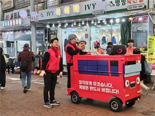 ▲ 원희룡 후보가 28일 인천 계양 일대에서 빨간색 시트지를 붙인 일명 '야쿠르트 카트'를 타고 선거 유세를 진행하고 있다. ⓒ원희룡 후보 선거캠프 제공