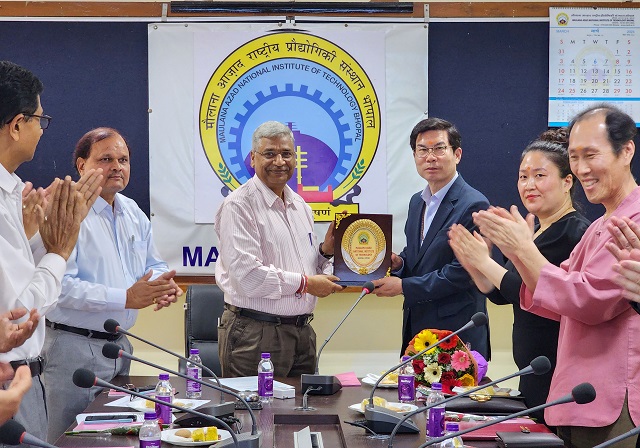 ▲ 김광열 군수(가운데 오른쪽)과 마울라나 아자드 국립공과대학 총장이 상호협약을 협의하고 있다.ⓒ영덕군