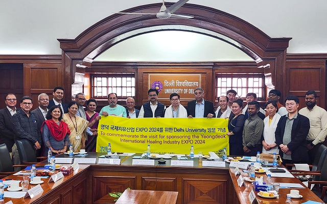 ▲ 김광열 군수와 일행이 델리대학교 부총장과 면담하고 이를 기념하고 있다.ⓒ영덕군