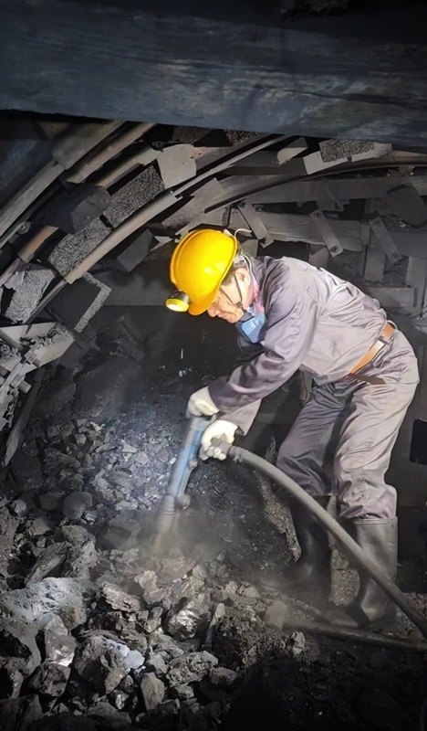 ▲ 김진태 강원특별자치도지사가 28일 장성광업소 1150m 지하 갱도에서 석탄을 캐고 있다.ⓒ강원특별자치도