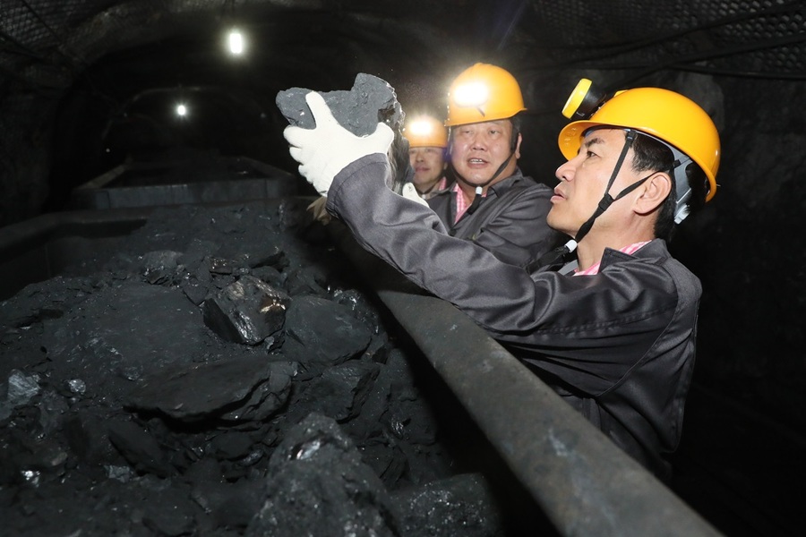 ▲ 김진태 강원특별자치도지사가 28일 장성광업소에서 자신이 캔 석탄을 살펴보고 있다.ⓒ강원특별자치도