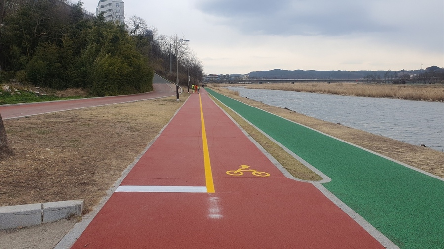 ▲ 영천시의 대표 수변공원으로 시민들의 사랑을 받고 있는 영천강변공원은 봄철을 맞아 수목 전정과 산책로 정비공사를 통해 새롭게 정비됐다.ⓒ영천시