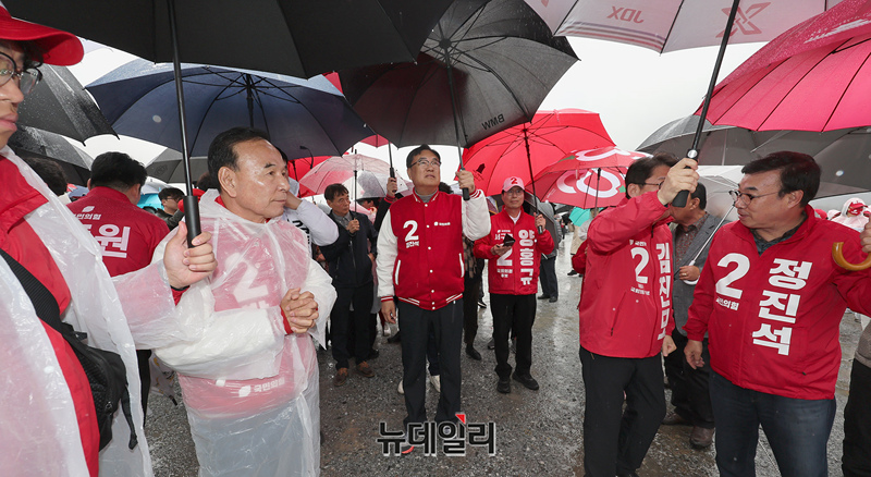 ▲ 국민의힘 4‧10 국회의원선거 충청권 후보들이 공식선거운동이 시작된 28일 오후 세종시 국회세종의사당부지에서 열린 필승결의대회에 참석해 인사를 하고 있다. 이날 필승결의대회는 ‘국회의사당 세종시 완전 이전’을 내세워 정진석(충남 공주‧부여‧청양), 박덕흠(충북 보은‧옥천‧영동‧괴산), 양홍규(대전 서구을), 김진모(충북 청주 서원), 김동원(청주 흥덕), 서승우(청주 상당), 김수민(청주 청원), 이준배(세종을), 조수연(대전 서구갑), 류제화(세종갑) 후보 등이 참석했다.ⓒ정상윤 기자