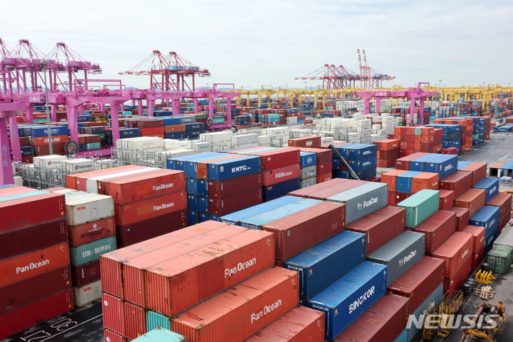 ▲ 인천 연수구 인천신항 컨테이너 터미널에 컨테이너가 쌓여있는 모습. ⓒ뉴시스