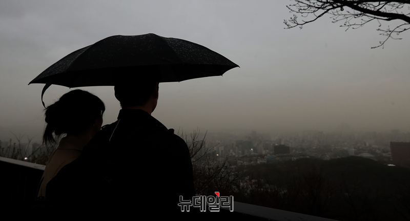 [포토] 중국발 황사에 갇힌 서울 '미세먼지 경보'