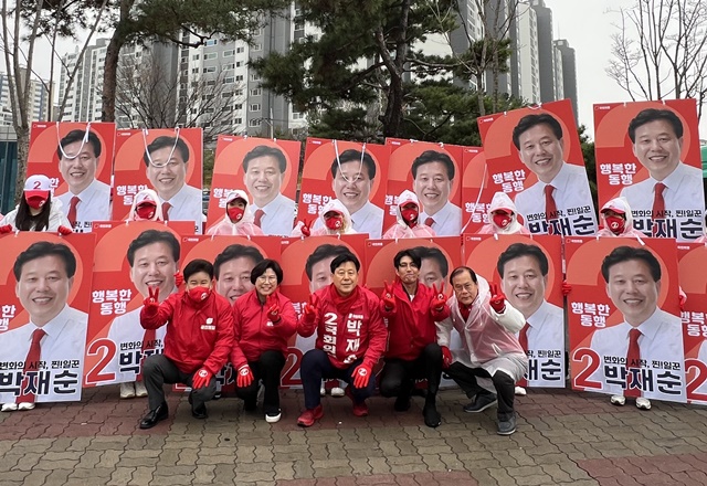 ▲ 박재순 국민의힘 경기 수원시무 국회의원 후보가 지난 28일 수원 망포역 인근에서 선거운동원들과 기념촬영을 하고 있다. ⓒ박재순 선거사무소 제공