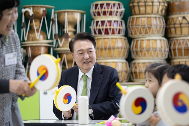 ▲ 윤석열 대통령이 21일 강원도 원주 명륜초등학교를 방문해 늘봄학교 '초1 맞춤형 프로그램' 음악 교실을 방문해 아이들과 함께 소고를 치고 있다. (사진=대통령실 제공) 2024.03.21. ⓒ뉴시스