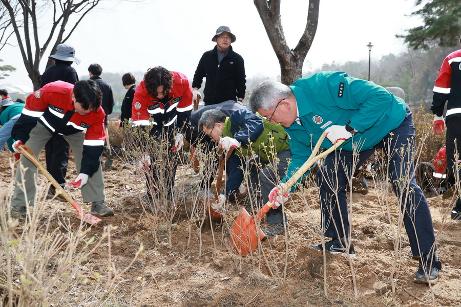 ▲ 예천군은 29일 예천도효자공원에서 제79회 식목일 맞이 나무 심기 행사를 열었다. 행사에는 예천군수 및 공무원 등 200여 명이 참석했으며 영산홍, 자산홍 등 관목 1만 본을 심었다.ⓒ예천군