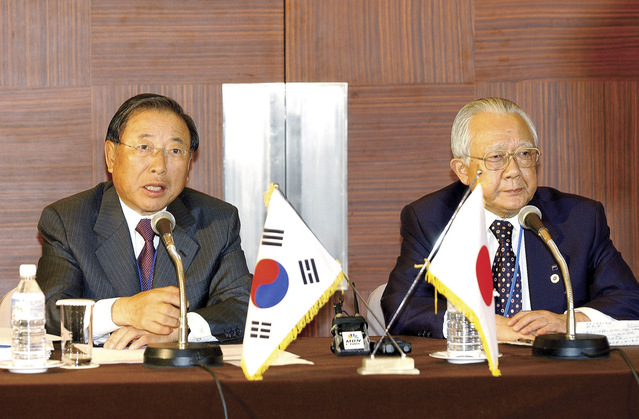 ▲ 2005년 4월 한일경제인회의에서 한국 재계 대표로 기자회견을 하고 있는 조석래 효성 명예회장의 모습.ⓒ효성