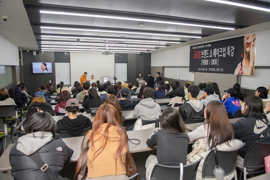 ▲ 대구보건대학교(총장 남성희) 뷰티코디네이션학과는 28일 오후 3시, 연마관 515호에서 레이브아트컴퍼니(RAVE)와 함께 글로벌 메이크업 아티스트 ‘JINDIAN, YANG’을 초청해 글로벌 브랜드 쇼 메이크업 특강을 실시했다.ⓒ대구보건대
