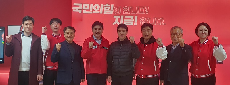 ▲ 2004년 아테네 올림픽에서 유도 남자 73kg급 연속 한판승으로 금메달을 목에 건 '유도 영웅' 이원희 용인대 교수가 지난 29일 오후 아름동에 있는 이준배 세종을 후보 캠프를 방문해 지시를 선언하고 있다.ⓒ이준배 후보 캠프