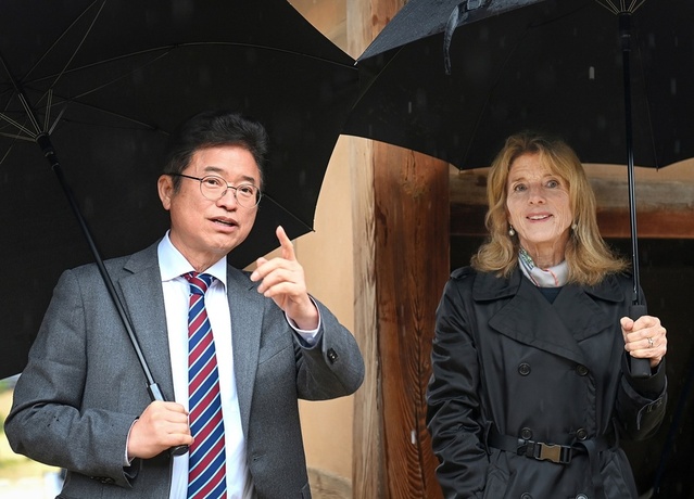 ▲ 이철우 경상북도지사가 지난 28일 하회마을을 방문한 캐럴라인 케네디 미국 JFK재단 명예회장(현 주호주 미국대사)과 환담을 나눴다.ⓒ경북도