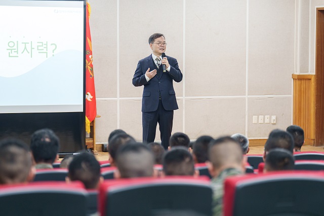 ▲ 장정일 대외협력처장이 해병대 신병 1303기 수료식 참관 후 장병 200여명을 대상으로 직접 ‘에너지 안보의식 강화’ 특강을 진행하고 있다.ⓒ월성본부