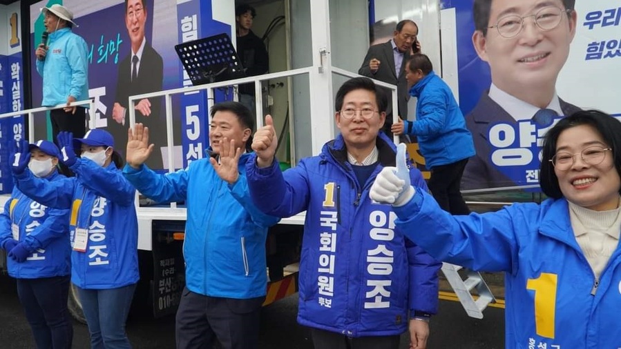 ▲ 양승조 후보가 선거운동원들과 함께 홍성·예산에서 선거운동을 하고 있다.ⓒ양승조 선거사무소