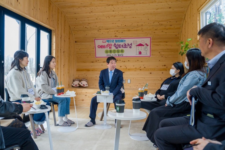 ▲ 이 군수가 김득신 도서관에서 임신부 쉼터 조성과 활용방안 마련을 위해 임신부와의 소통의 시간을 가졌다.ⓒ증평군